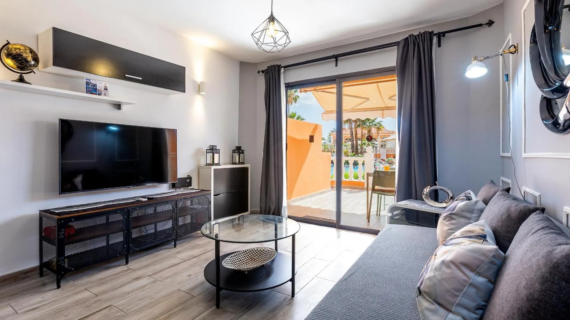 Beachfront Bliss - Tenerife Royal Gardens Playa de las Américas Appartement
